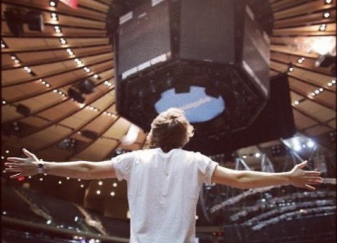 canyonmoonblu's tweet photo. my favorite harry styles tradition https://t.co/nfCzyG8ipN