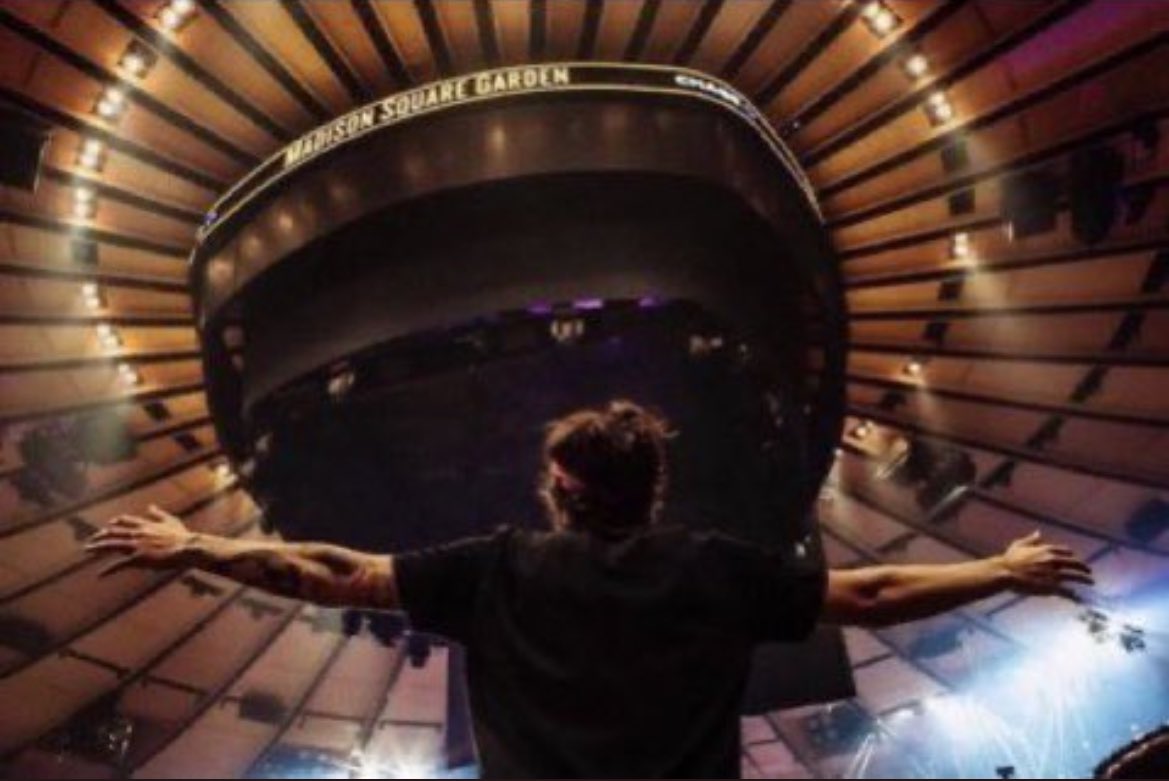 canyonmoonblu's tweet photo. my favorite harry styles tradition https://t.co/nfCzyG8ipN