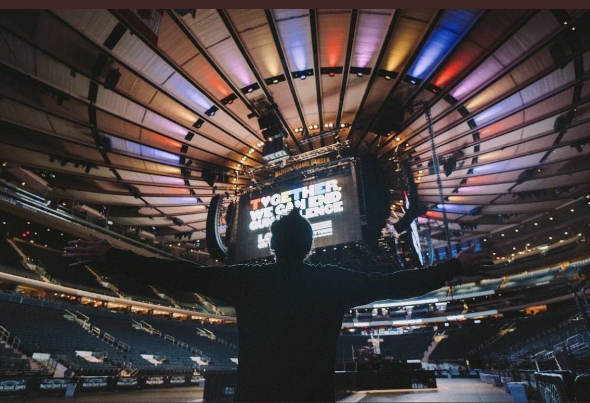 canyonmoonblu's tweet photo. my favorite harry styles tradition https://t.co/nfCzyG8ipN