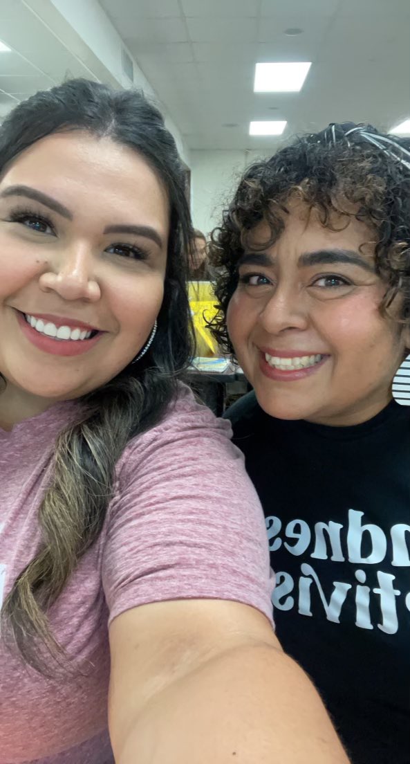 MarianaBreaux's tweet photo. And I got to meet this π in person! From #PLN to #APplc! #FirstYearAP #2ndYearAP #APRookieClub https://t.co/8lStIk2GPv