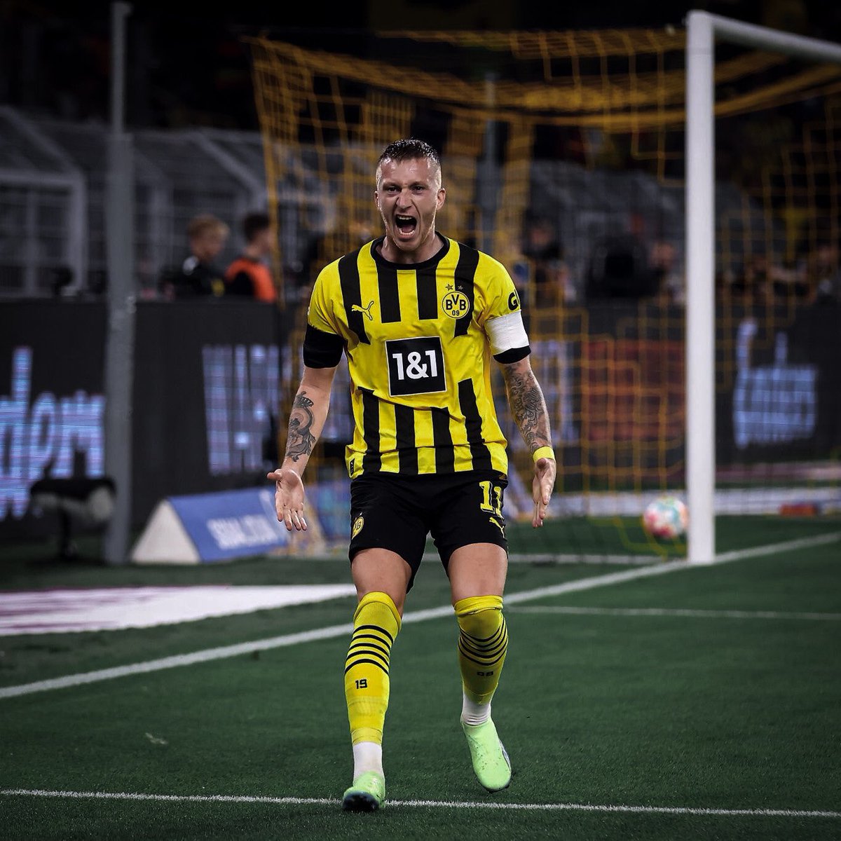 FansMarcoReus_'s tweet photo. Gritalo capitán. https://t.co/qeFSig8ao5