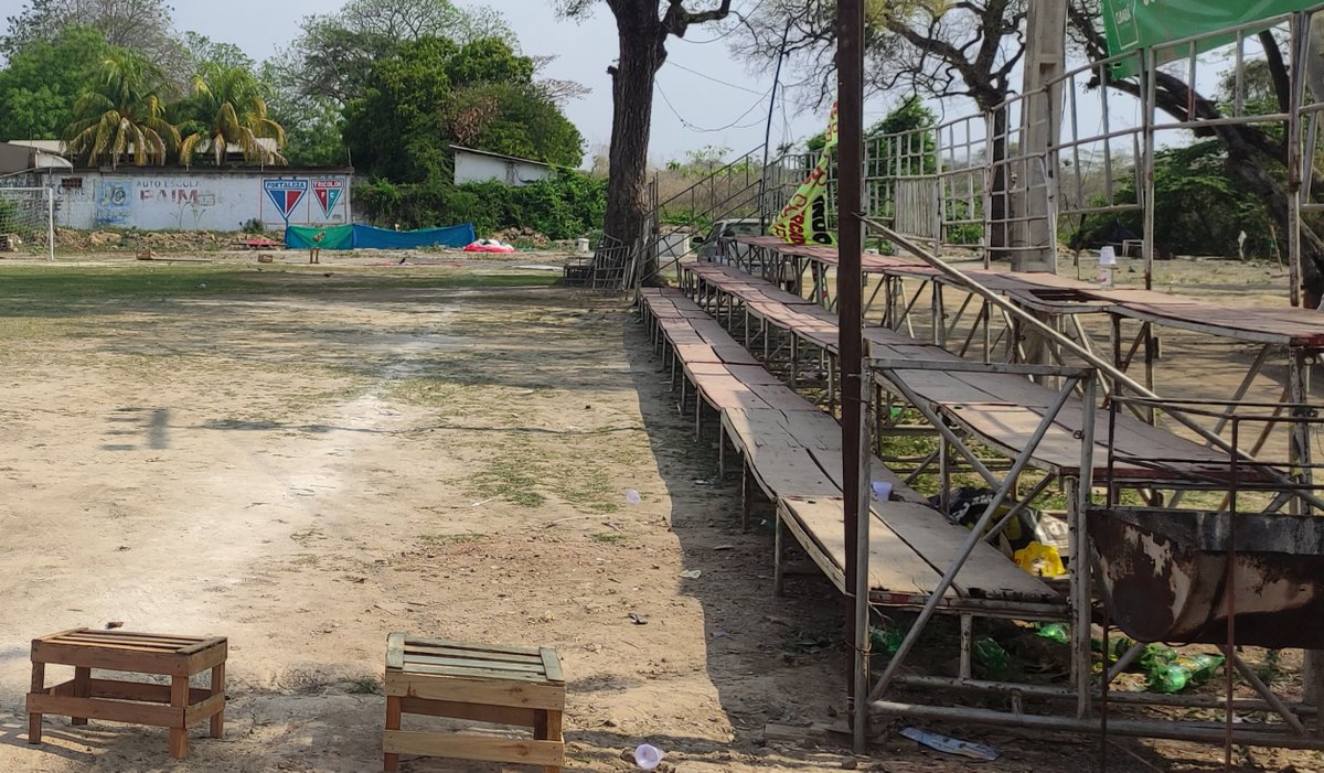 Hoje fui ao Mercado do Porto comprar goma e queijo e aproveitei para tirar essa foto do Campo do Bode, onde o "Fortaleza" foi vice-campeão da Taça dos Feirantes de Cuiabá. 

O <a href="/FortalezaEC/">Fortaleza Esporte Clube 🦁</a> é mais que uma entidade, é identidade!