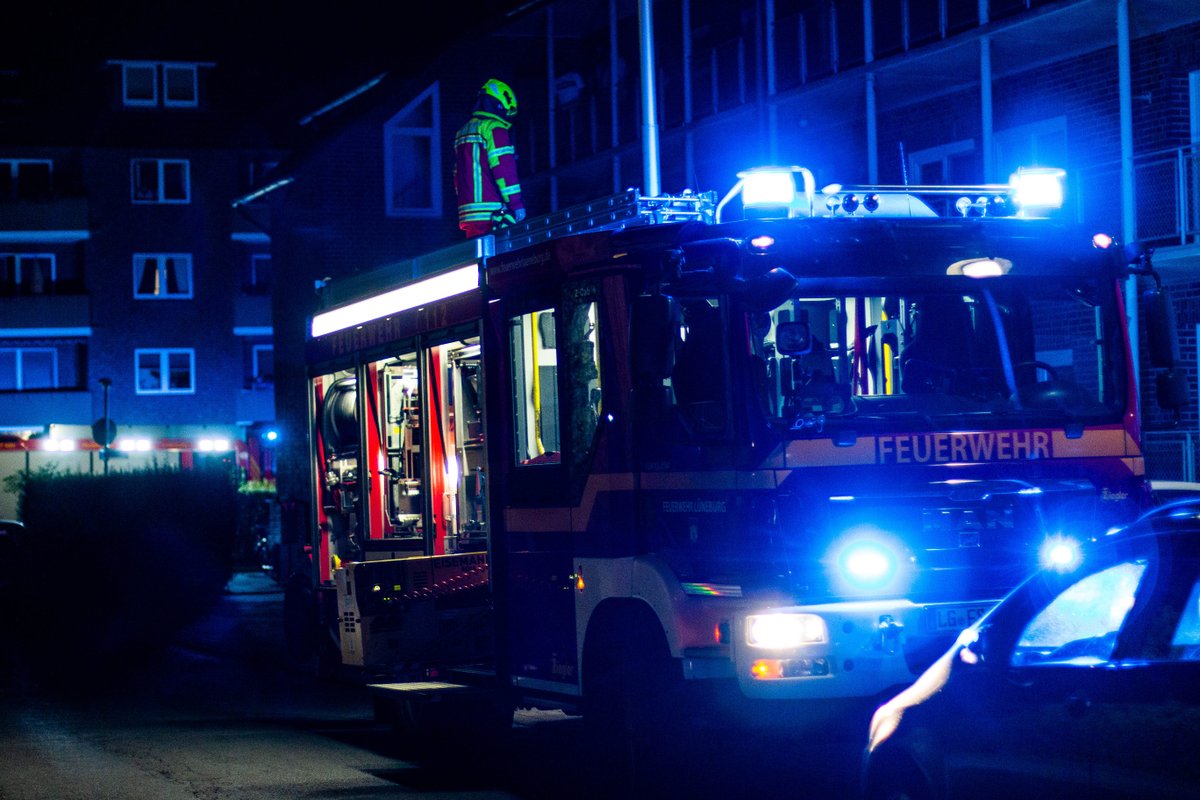 #EinsatzFw in der Yorckstraße
Fettexplosion auf Herd - Bewohner kommt mit Schrecken davon.

#Einsatz #Feuerwehr #Lüneburg #Ehrenamt

feuerwehrlueneburg.de/go/fettexplosi…