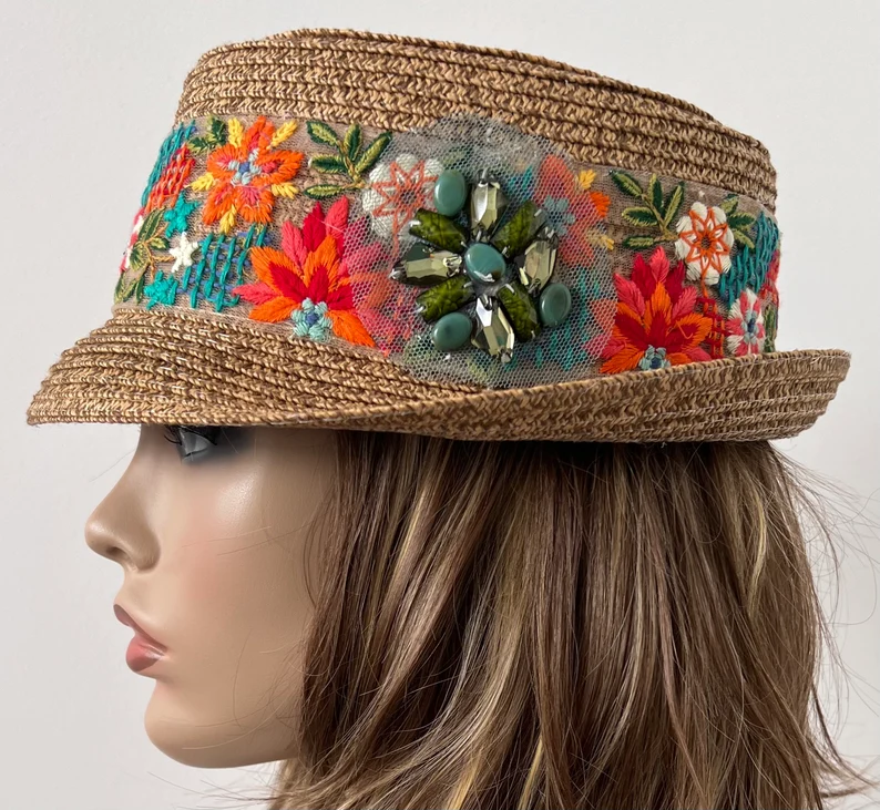 ILoichuk's tweet photo. Tan and brown two tone paper straw Pork Pie hat, with curled brim. Well made and has a nice weight to i̗t. 🌟

👉👉https://t.co/9IKbsq93Zw

#keyrings #notepad #welcomebackbritney #zendingmachineshop #nftcommunity #gems #happierthanevermnl #interior https://t.co/HX7kxWaHLM