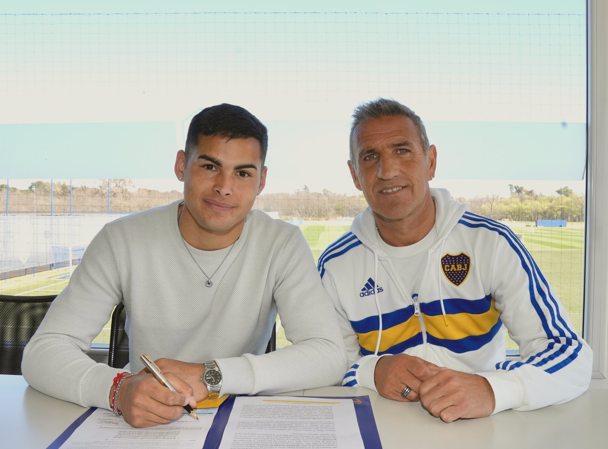 Boca Juniors on Twitter: "✍️ Mauricio Leonel Benítez, volante categoría 2004 surgido de las infantiles, firmó su primer contrato como profesional hasta diciembre de 2026, junto a Raúl Cascini del Consejo de