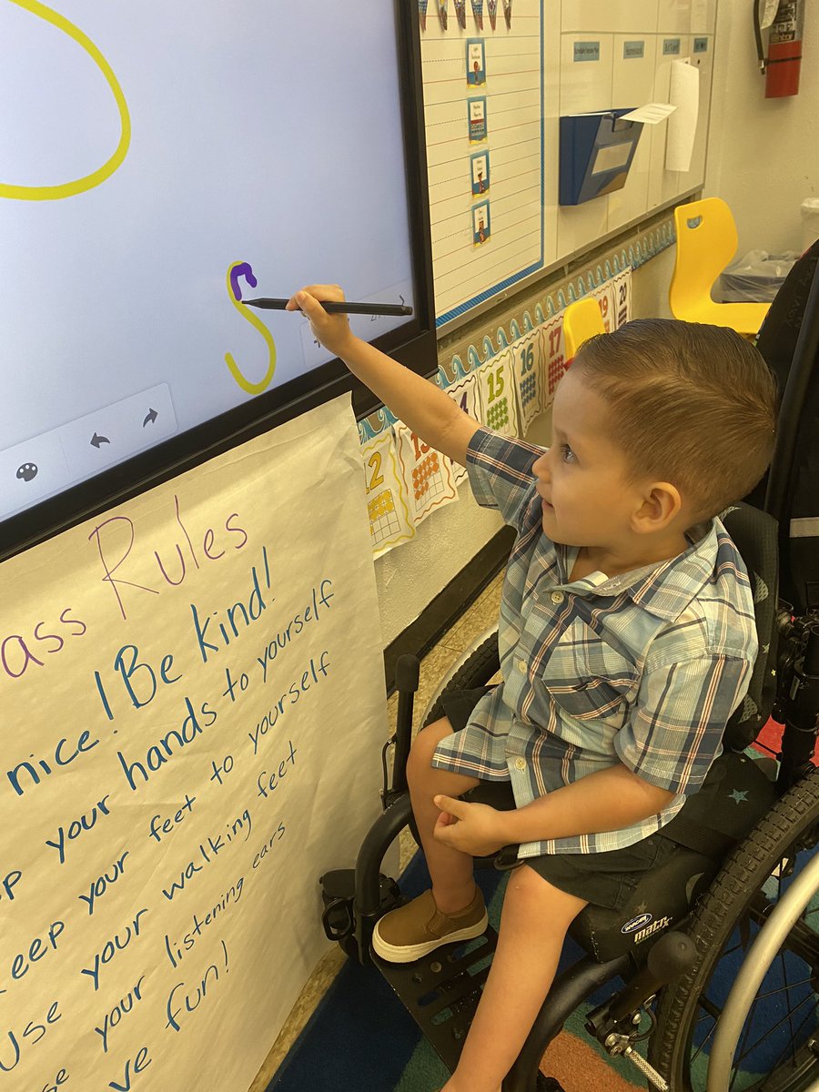 MsFrancos_class's tweet photo. Used the clever touch to practice the letter S today!! We traced the letter and searched for it in our daily news! #prek #technologyinprek https://t.co/acgEKxNDbx