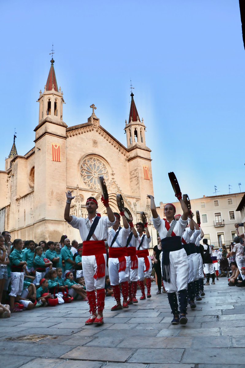 PanderosVila's tweet photo. Bon any nou vilafranquines i vilafranquins!
Ens veiem l’any que ve!
#fmvila22 #fmvilafranca #panderosvilafranca #panderos #sompanderos
#platarets #lamestipica #lamesdesitjada #FM2022 #balldepanderos #vilafranca #penedès #altpenedès #cultura https://t.co/FyI24IncZM