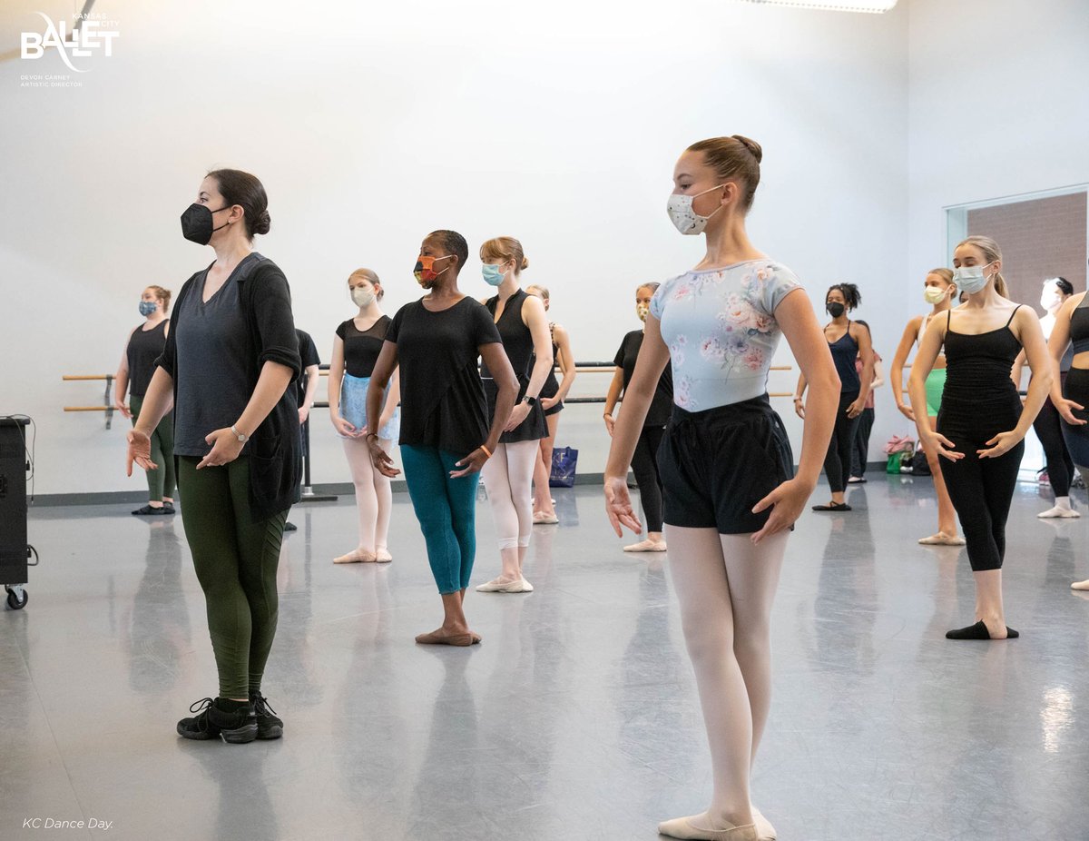 kcballet's tweet photo. Happy Labor Day weekend! #KCBallet's buildings are CLOSED Mon. 9/5 and will reopen Tues. 9/6. πΈ In the meantime, enjoy photos from last week's #KCDanceDay! Thank you to our volunteers and to @AristocratKC for the donation of water to keep our dancers hydrated! https://t.co/2JZI36kwQK