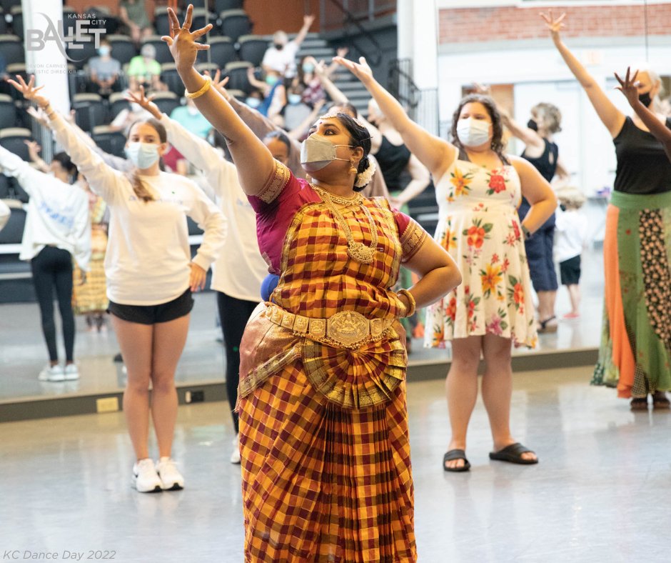 kcballet's tweet photo. Happy Labor Day weekend! #KCBallet's buildings are CLOSED Mon. 9/5 and will reopen Tues. 9/6. πΈ In the meantime, enjoy photos from last week's #KCDanceDay! Thank you to our volunteers and to @AristocratKC for the donation of water to keep our dancers hydrated! https://t.co/2JZI36kwQK