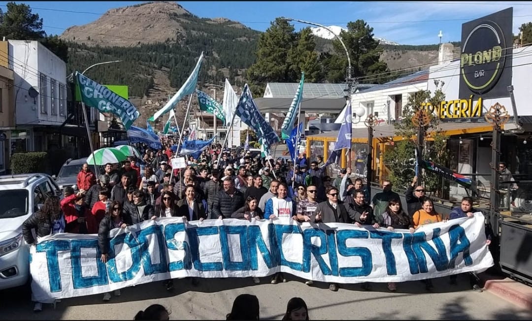 montenegro_tom's tweet photo. Marchamos hoy en #Esquel #Chubut en repudio al fascismo y la escalada de violencia impulsada por la derecha y los sectores más retrógrados del poder fáctico. Siembran el odio.
Toda nuestra solidaridad y acompañamiento a  @CFKArgentina 
#TodosConCristina 
#EnDefensaDeLaDemocracia https://t.co/dP9zN4zB0R