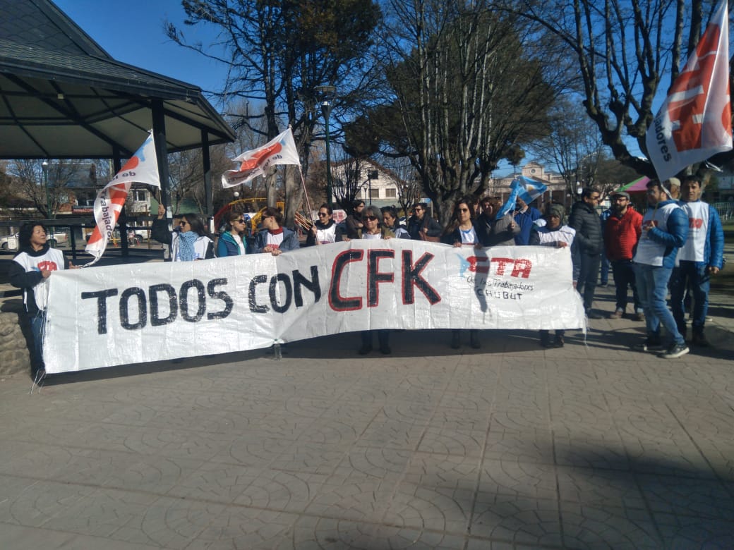 montenegro_tom's tweet photo. Marchamos hoy en #Esquel #Chubut en repudio al fascismo y la escalada de violencia impulsada por la derecha y los sectores más retrógrados del poder fáctico. Siembran el odio.
Toda nuestra solidaridad y acompañamiento a  @CFKArgentina 
#TodosConCristina 
#EnDefensaDeLaDemocracia https://t.co/dP9zN4zB0R