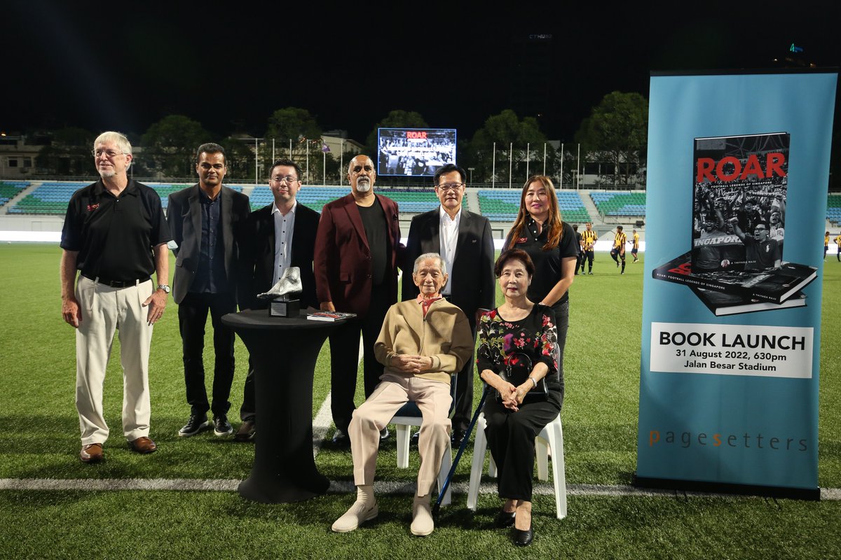 GaryKLH's tweet photo. A perfect evening for the Singapore and Malaysia football legends where everything aligned together on Wed (31 Aug '22).
A moment of nostalgia as more than 1,000 were at Jalan Besar Stadium for events related to the launch of "ROAR: Football Legends of Singapore". #ROARSG https://t.co/CqXwFSoScP