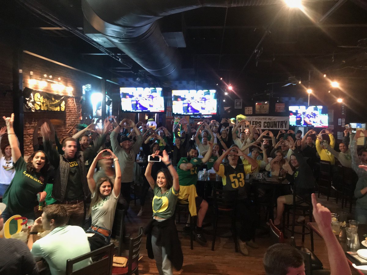 UOAlumni's tweet photo. Watching the Ducks take on the Dawgs from your home city tomorrow? Catch the game with friends and fellow alumni at one of our many watch parties across the US! To find a watch party near you, visit https://t.co/hYkAeksygd. 

#GoDucks #UOalumni #DuckPride https://t.co/LZcBTFj2so