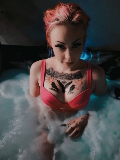 Life is good♥️?‍♀️
.
.
.
.
.
.
.
.
#altgirl #gothgirl #amateurporn #stripping #bi #nudes #onlyfans #inked