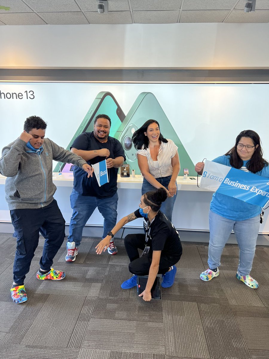 ShoreSavageKen's tweet photo. Mood when your team adds 2 new biz experts! 🫶🏽 https://t.co/F6xoKGPuNq