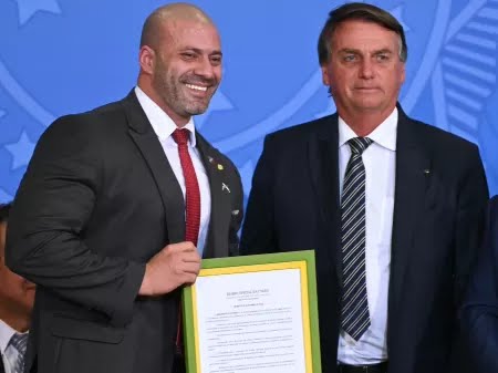 Ei Bolsonaro vc já começou a tomar no cu porquê Daniel Silveira,Gabriel Monteiro e Roberto Jefferson já estão inelegíveis🤣🤣🤣.