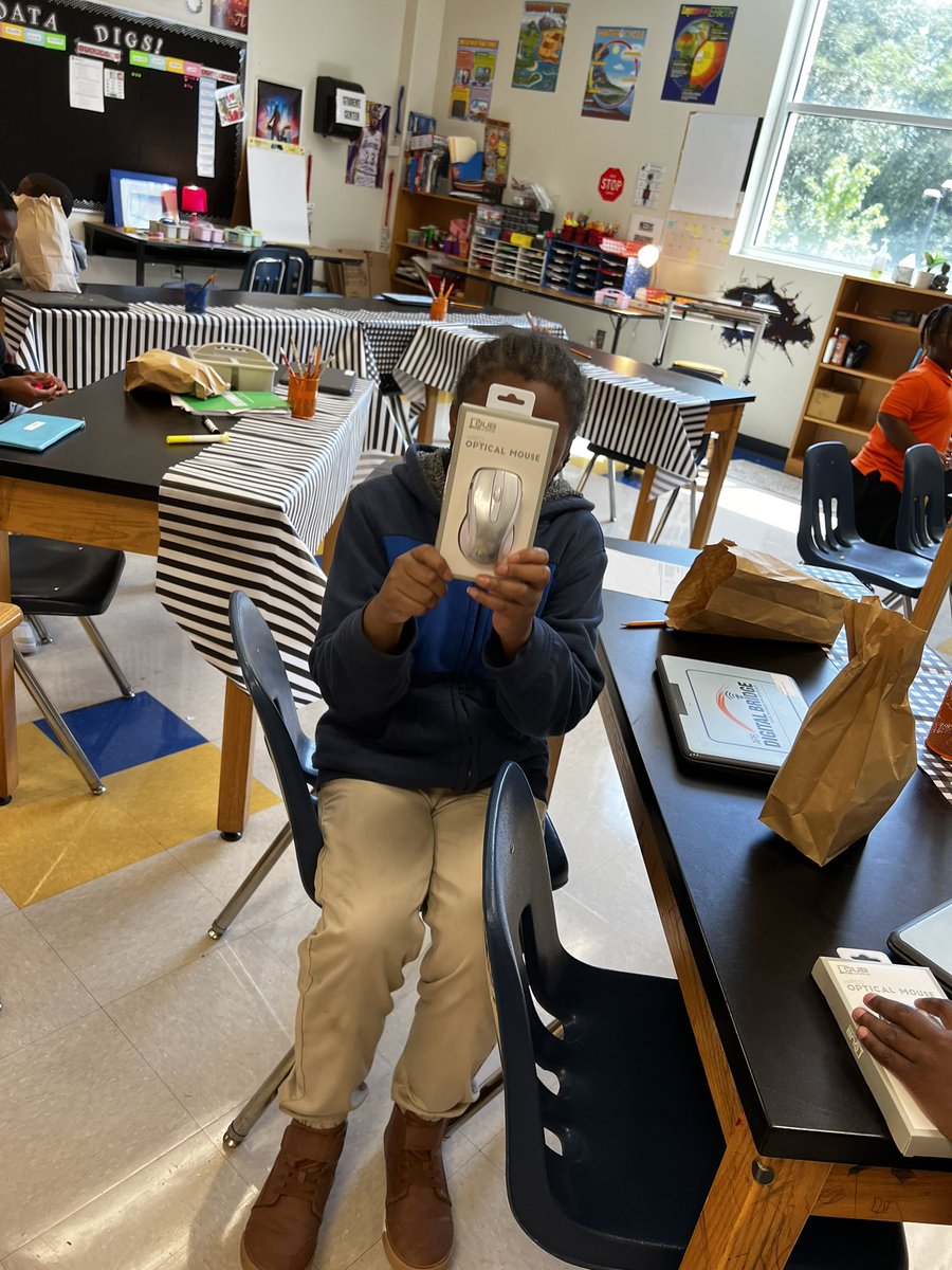 AOAddison_'s tweet image. #ClassroomManagement #IncentiveSystems @AWrightonTEACH uses @ClassDojo  for Ss to earn class 💵 to pick items from the Class Store weekly. @MeaganNaraine uses “Lit Bucks” for Ss to cash in for Extra Credit. 🧡💙 Thank U for Going the #ExtraMile. @JLewisInvictus @JLIAPRIDE