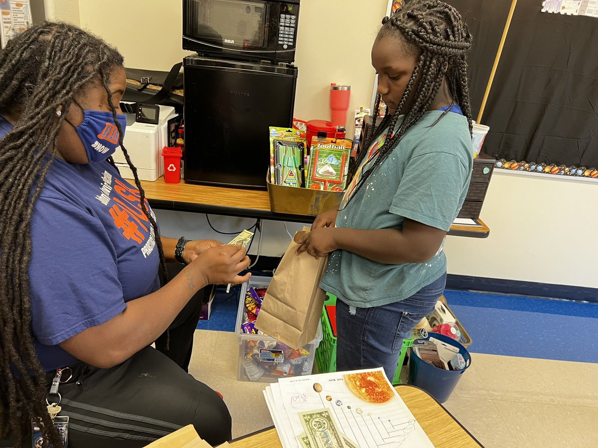 AOAddison_'s tweet image. #ClassroomManagement #IncentiveSystems @AWrightonTEACH uses @ClassDojo  for Ss to earn class 💵 to pick items from the Class Store weekly. @MeaganNaraine uses “Lit Bucks” for Ss to cash in for Extra Credit. 🧡💙 Thank U for Going the #ExtraMile. @JLewisInvictus @JLIAPRIDE