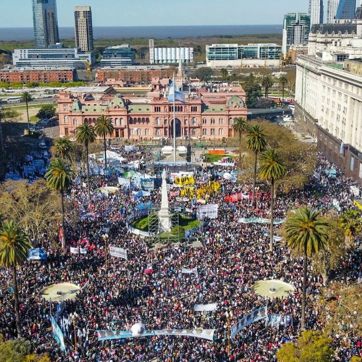 DevitaDobleD's tweet photo. Quisieron verla bañada en sangre y la bañaron de pueblo. 

#TodosConCristina https://t.co/7KuELeivZA