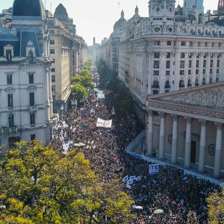 DevitaDobleD's tweet photo. Quisieron verla bañada en sangre y la bañaron de pueblo. 

#TodosConCristina https://t.co/7KuELeivZA