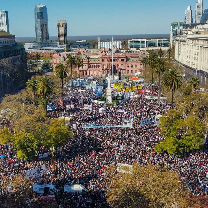DevitaDobleD's tweet photo. Quisieron verla bañada en sangre y la bañaron de pueblo. 

#TodosConCristina https://t.co/7KuELeivZA