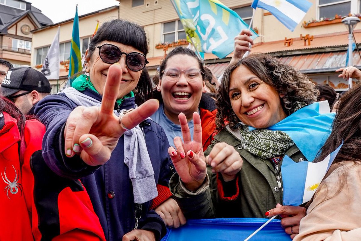 WalterVuotoTDF's tweet photo. RECUPERAR UNA ARGENTINA DEMOCRÁTICA Y DE AMPLIACIÓN DE DERECHOS 

Nuestro país ha atravesado momentos muy oscuros, en los que nuestras madres, nuestras abuelas, nuestros compañeros desaparecidos dieron su lucha y su vida por una patria justa, libre y soberana. https://t.co/VykBuFxcyx