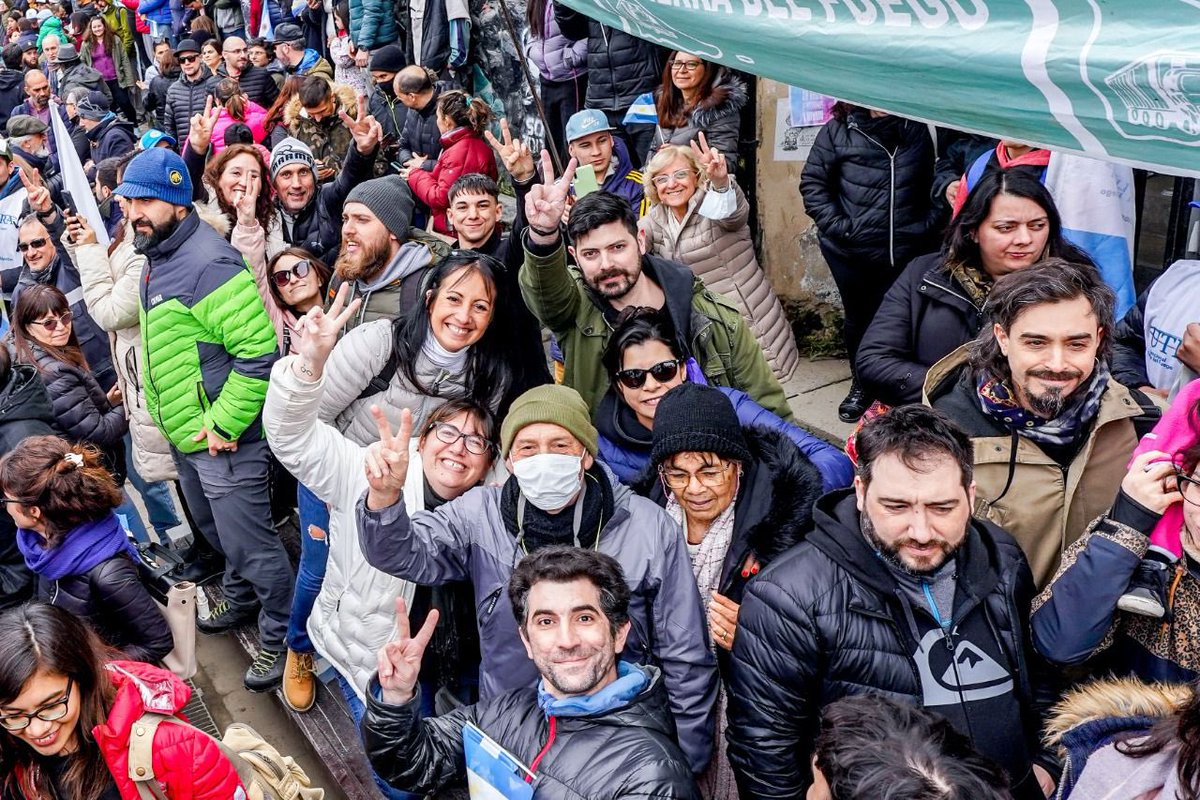 WalterVuotoTDF's tweet photo. RECUPERAR UNA ARGENTINA DEMOCRÁTICA Y DE AMPLIACIÓN DE DERECHOS 

Nuestro país ha atravesado momentos muy oscuros, en los que nuestras madres, nuestras abuelas, nuestros compañeros desaparecidos dieron su lucha y su vida por una patria justa, libre y soberana. https://t.co/VykBuFxcyx