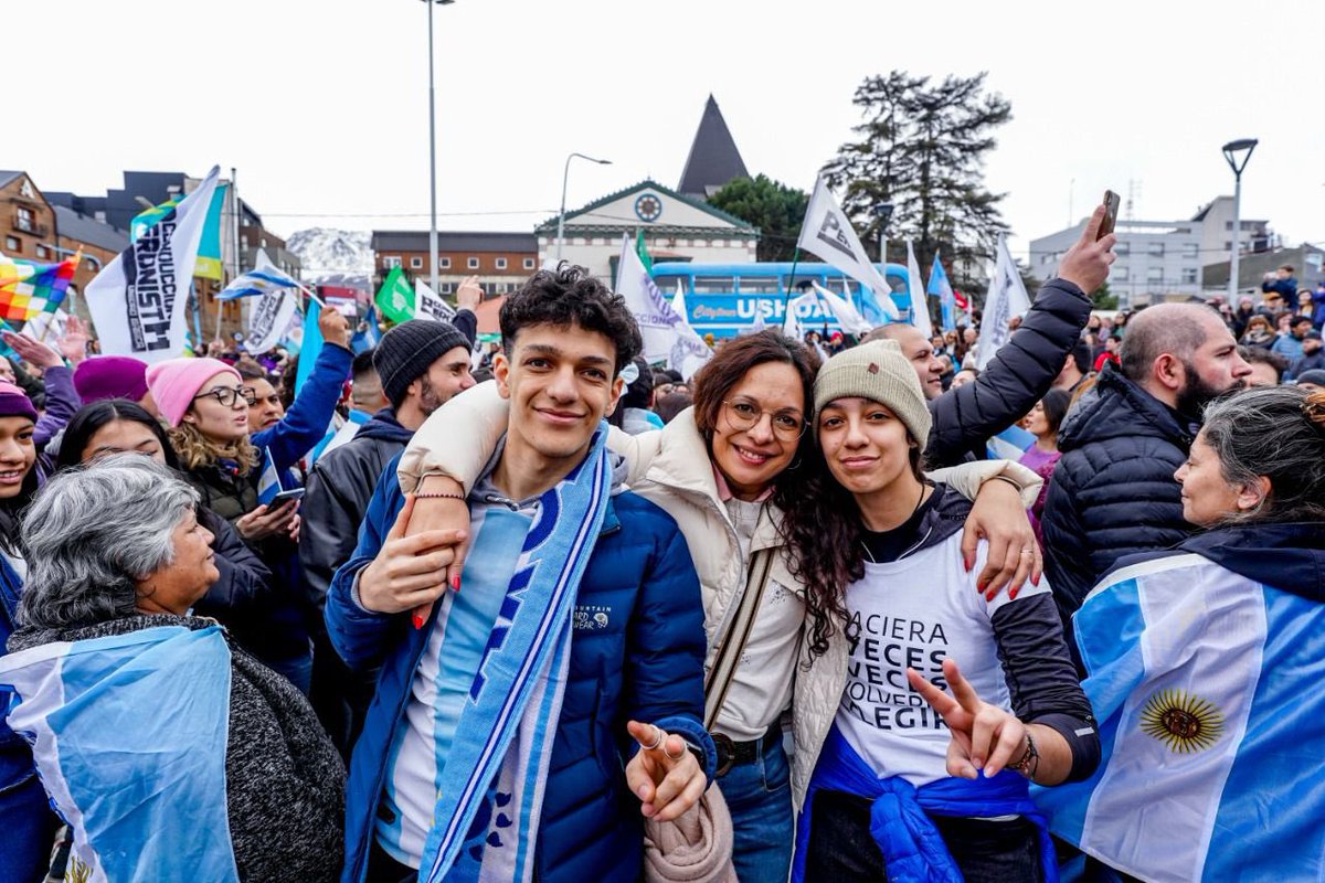 WalterVuotoTDF's tweet photo. RECUPERAR UNA ARGENTINA DEMOCRÁTICA Y DE AMPLIACIÓN DE DERECHOS 

Nuestro país ha atravesado momentos muy oscuros, en los que nuestras madres, nuestras abuelas, nuestros compañeros desaparecidos dieron su lucha y su vida por una patria justa, libre y soberana. https://t.co/VykBuFxcyx