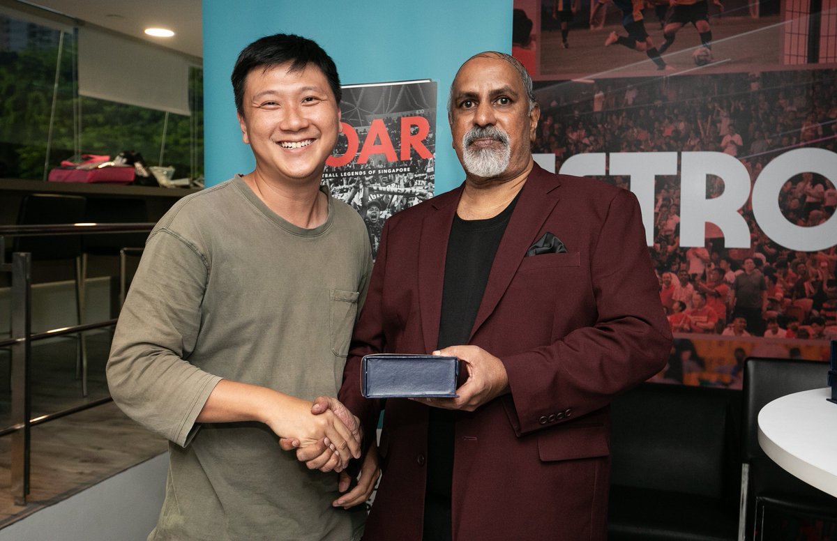 GaryKLH's tweet photo. The brainchild of author A. Thiyaga Raju, I was brought in by @ZeeKoTCF and @WeixiangLim_SG to assist in the project. Together with publishers Pagesetters, we worked to make Uncle Raju's dream a reality.
Their roles were appreciated by Uncle Raju at the book launch. ๐#ROARSG https://t.co/HZQVrIkpPs