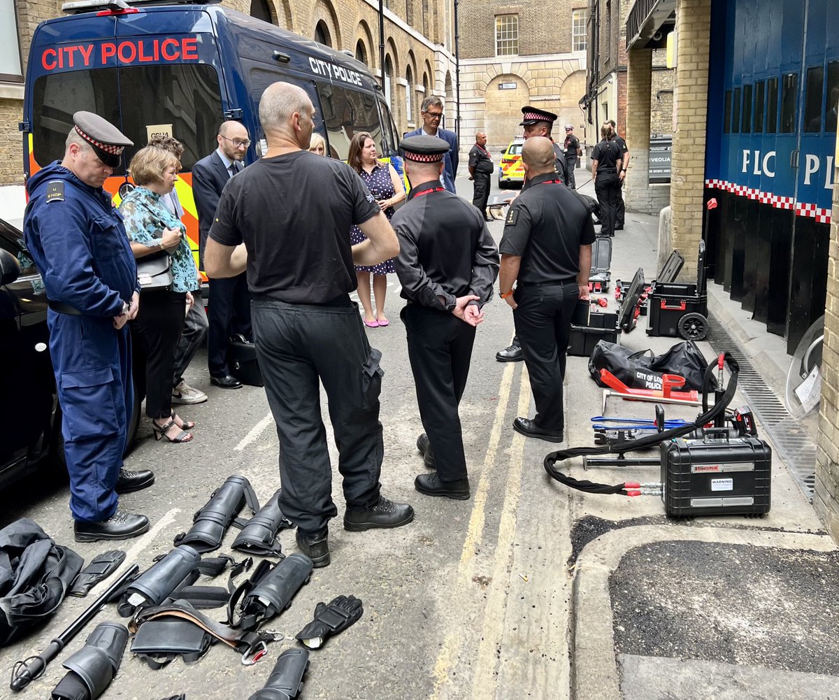 Great to meet some of the specialist teams ⁦@CityPolice⁩ ⁦@CityPoliceCops⁩ PD Elvis & PD Boyd ⁦@CityPoliceDogs⁩: complete stars 🐾🐾 Thank you to all involved & indeed thank you for keeping ⁦@cityoflondon⁩ the safest business district in the world 🌎