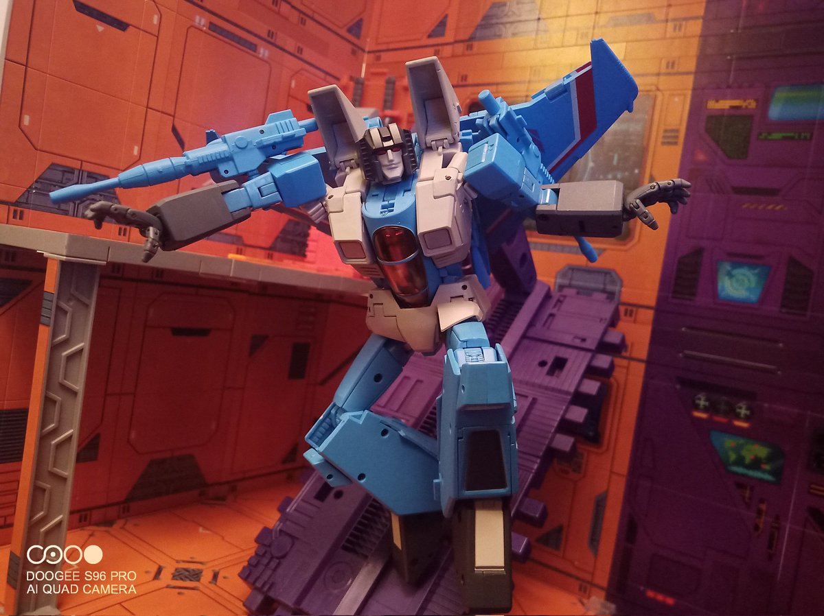 Kureigu8's tweet photo. Portrait or landscape? #Transformers #Masterpiece #Thundercracker #MP52 #G1 #toyphotography https://t.co/dq6khfkXsc