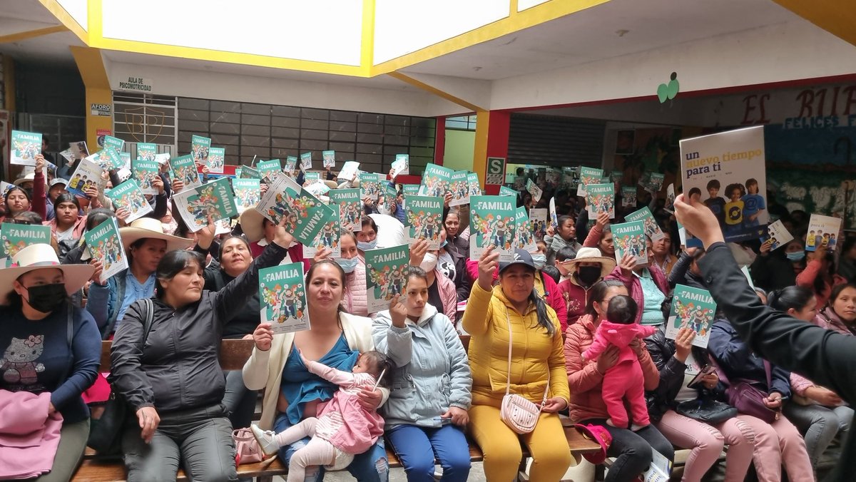 AdventistasANoP's tweet photo. [Huamachuco] Mas de 200 padres de familia del Colegio Buen Pastor de esta ciudad aceptaron estudiar el curso "Entre Familia".  Ps. Gema Guevara de @radiontperu fue la expositora.
#EscuelaBiblicaNT
#NuevoTiempo
#EspacioNT
@rembertosarzuri
@jaredbarenechea https://t.co/C09rB5zlRa