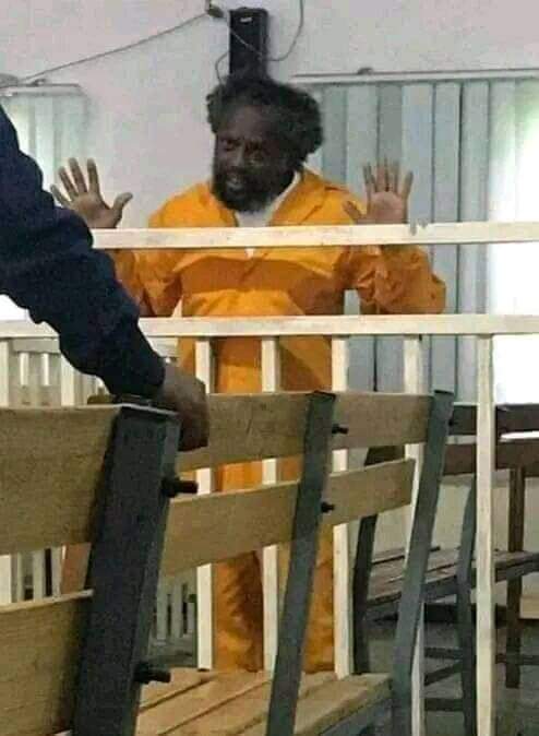 #Journalismisnotacrime #Ethiopia 
ስንት ወንጀለኛ የተባለ (ፖለቲከኛ ስለሆነ) በነፃ በሚለቀቅበት አንድ ጋዜጠኛ ፃፈ ተብሎ እንዲህ ሲሰቃይ ያማል