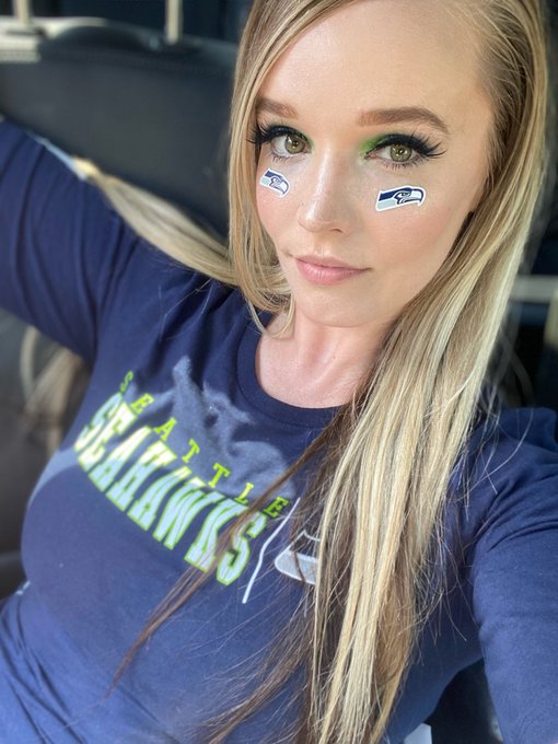Blue Friday!!! #GOHAWKS 💚💙 https://t.co/BRnZWR3tcw<a href="/tag/gohawks"class="tags">#GOHAWKS</a>