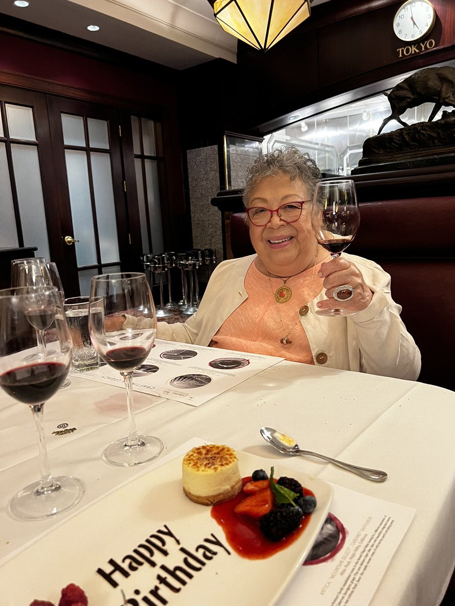 TM_10tori's tweet photo. A day off and enjoyed celebrating with the family! We laugh and talk for hours. I love my family!! #birthdaygirl #celebrating #family @CapitalGrille #generouspour https://t.co/TdMSOHomrn