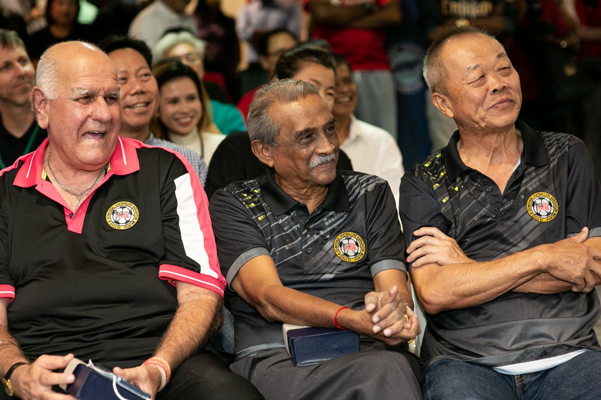 GaryKLH's tweet photo. Special appreciation to the Malaysian Veterans team and His Excellency Dato' Dr. Azfar Mohamed Mustafar, High Commissioner of Malaysia to Singapore for their presence at Jalan Besar Stadium on their nation's #Merdeka.
Rivals on the pitch, friends and neighbours off it. #ROARSG https://t.co/rXuRkrwIDG