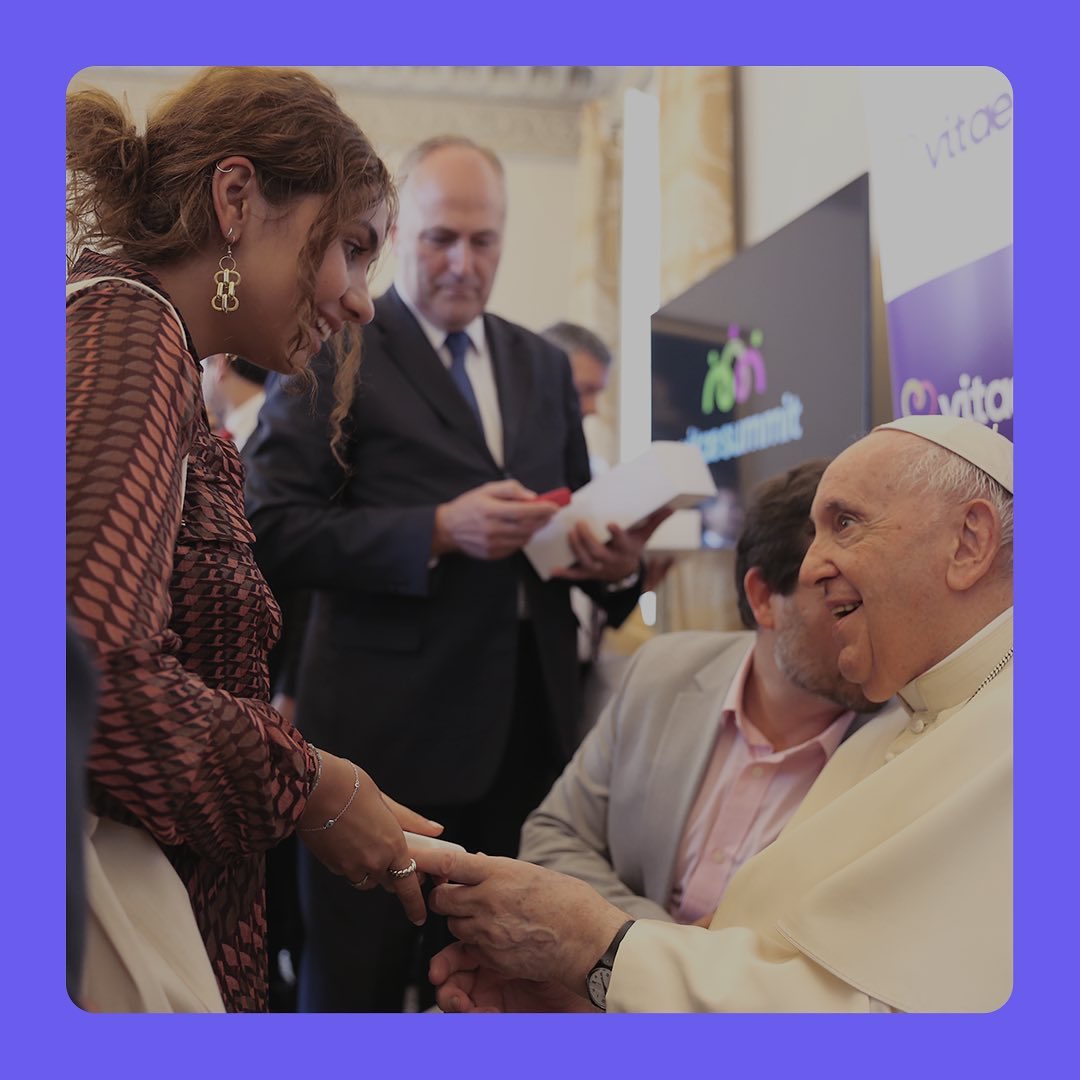 alessiacarabr's tweet photo. Alessia ontem no encontro com o Papa Francisco. #VitaeSummit https://t.co/htZdaOt4DL