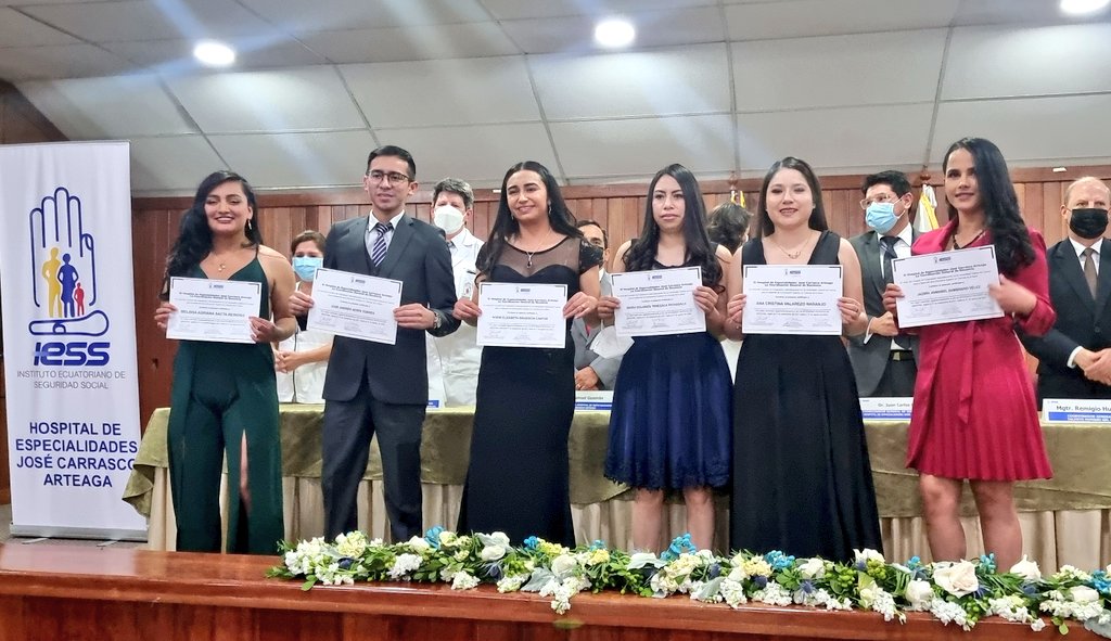 Con el internado los estudiantes desarrollaron conocimientos y destrezas clínicas propias del médico, para brindar una atención de calidad, calidez y con ética, lo cual desempeñarán en sus funciones diarias como profesionales.
#IESSatuServicio