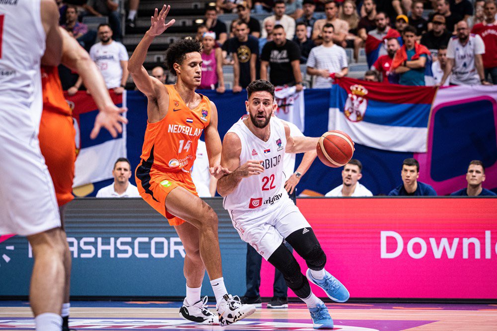 basket_221's tweet photo. #EuroBasket2022 | FIN
Débuts parfaits pour la Serbie de Nikola Jokic et la Serbie
SERBIE 🇷🇸1️⃣0️⃣0️⃣-7️⃣6️⃣ 🇳🇱 PAYS-BAS
🇷🇸 N. Jokic 19pts, 6reb et 4 ast
🇳🇱 W. De Jong 28pts, 2reb et 1 ast
#Eurobasket #basket221 #FIBAEurope #SRBNED https://t.co/ChDycKAtnm