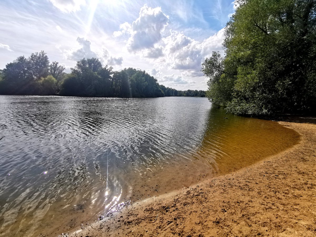 annablackettHE's tweet photo. Back on campus. After catching up on a shedload of emails, a mind clearing walk to the 'beach' 😉😎🌊 didn't go amiss late afternoon. @uniofeastanglia #uealake #balance https://t.co/QDGzNs2D98