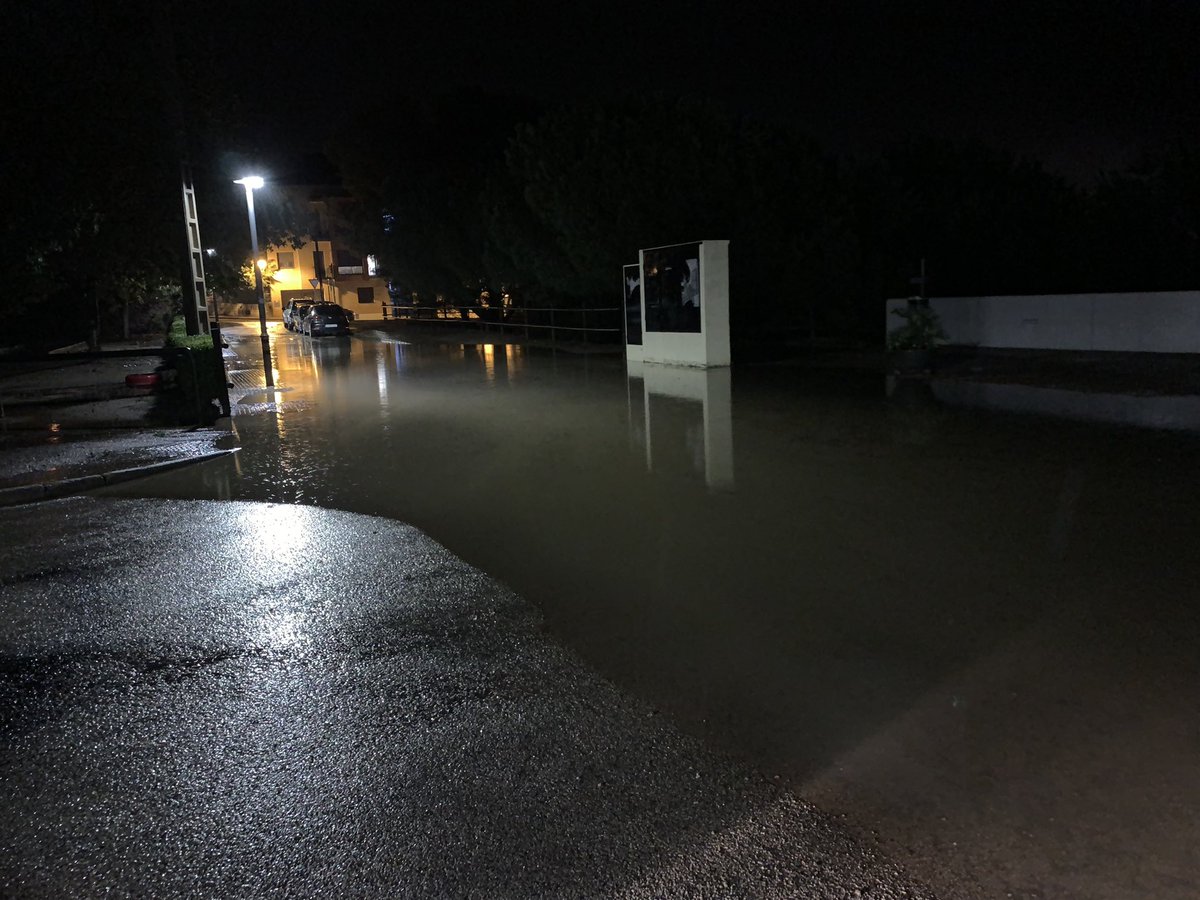 AdriaPinol's tweet photo. 👉⚠️ Ja tenim els ruixats ⛈previstos pels models sobre el #CampdeTarragona i la #CostaDsurada, afectant⚡️ els primers contraforts ➡️ Dir. Sud-Est (línia negra) de les 🏞💚 #MuntanyesdePrades🔖 #Alforja #Vilaplana, #Aleixar, #Almoster, #LaSelvadelCamp, #Alcover, des d’#Almoster📍 https://t.co/qLAcpUEUvs