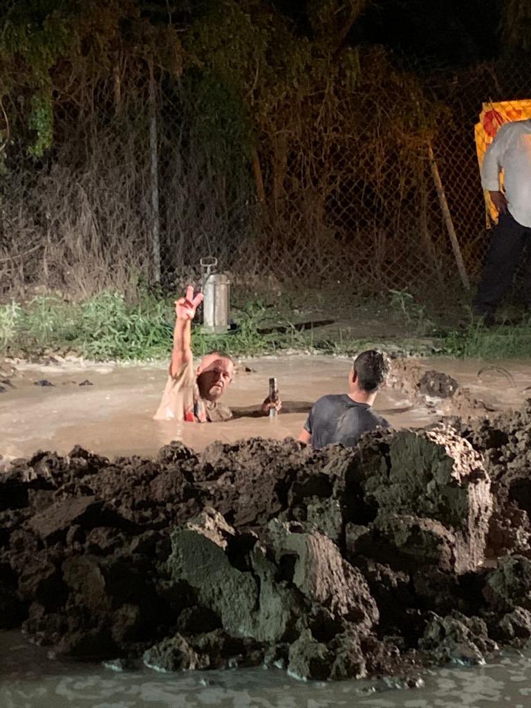 Así la sonrisa de un trabajador que disfruta su trabajo y está listo para servir a través de el. #simas #monclova gracias por acudir al llamado y evitar la derrama del vital líquido #coahuila