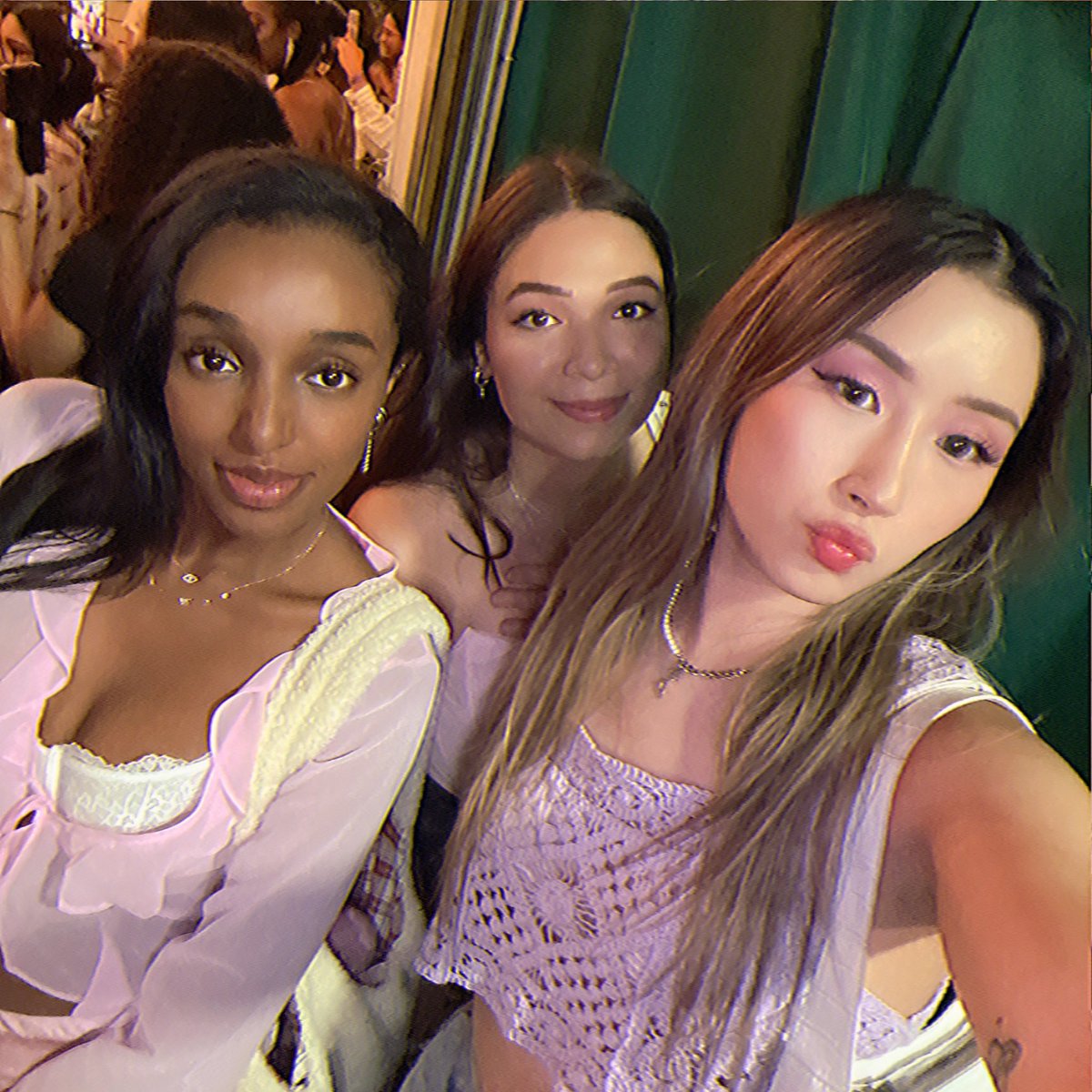 YOONlVRSE's tweet photo. had such a fun time at the purple bash w my besties 🫶💜 #purplebash https://t.co/X9F7TZoX25