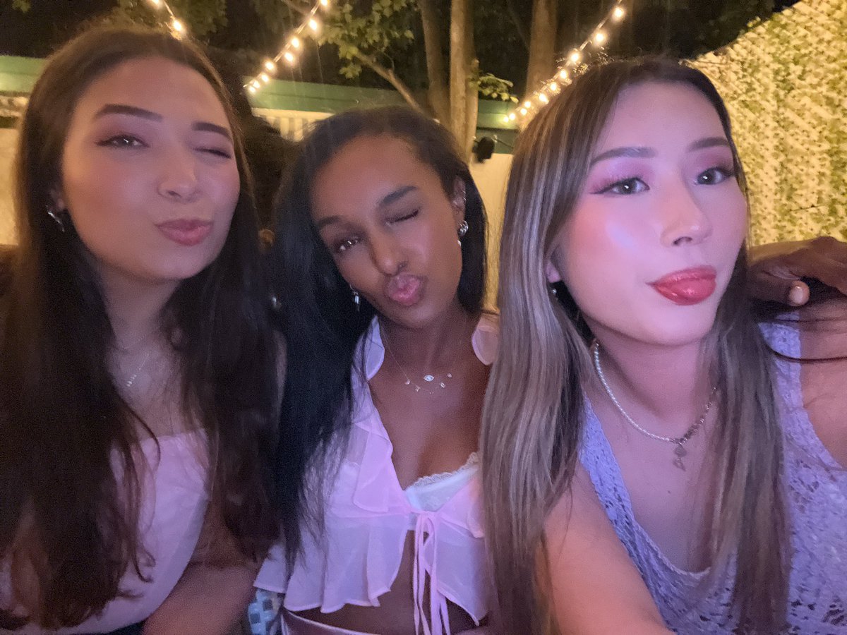 YOONlVRSE's tweet photo. had such a fun time at the purple bash w my besties 🫶💜 #purplebash https://t.co/X9F7TZoX25