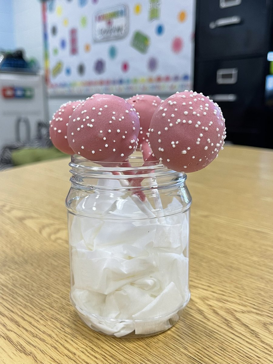 perkinsonreads's tweet photo. Thanks to our Scottsville Road Starbucks for helping our class “pop” into the three day weekend! @OESCards ⭐️#communitypartner #cakepops https://t.co/6eysolinIU