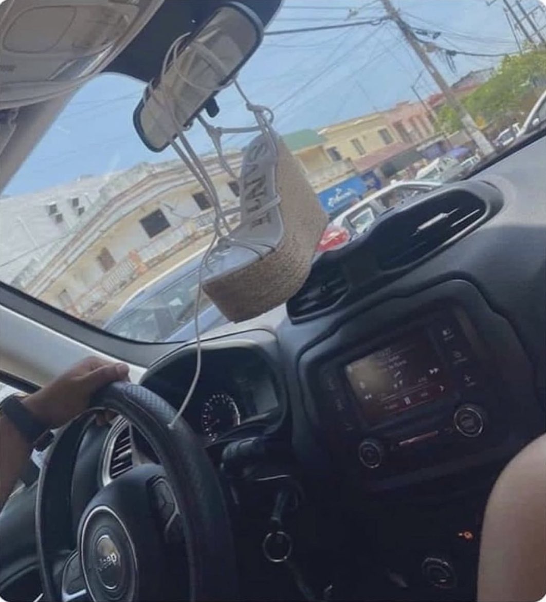 La tóxica marcando territorio