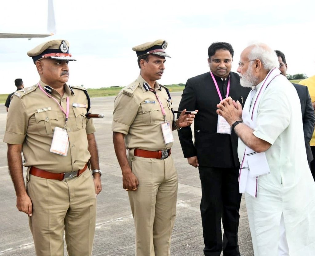 ProfSRK's tweet photo. I Am Speechless...
PM Shri @narendramodi Ji wishes Namasthe to Senior IPS Officer at Mangalore.
Shri @alokkumar6994 Sir, you are very lucky.
Jai Hind.
#ModiInMangaluru #ModiInMangalore #ModiInKarnataka #KarnatakaWelcomesModi #KarnatakaWelcomesModiJi #MangaluruWelcomesModi #ModiJi https://t.co/kGZ2I0WPaW