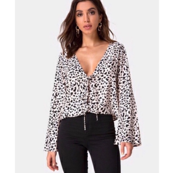 Simplysuzzie1's tweet photo. So good I had to share! Check out all the items I'm loving on @Poshmarkapp from @MollyTa65847532 #poshmark #fashion #style #shopmycloset #edgestyle #hydropeptide #anthropologie: https://t.co/prVmNLHa5S https://t.co/RczgfRNMmR