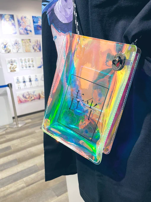 REFLEMさんとのアパレルコラボに合うようなクリア系グッズが欲しい!とスタッフさんにお願いして作ってもらったオーロラバッグ、めちゃ可愛いのでロンTフーディと合わせて是非チェックしてほしいです!#青光 