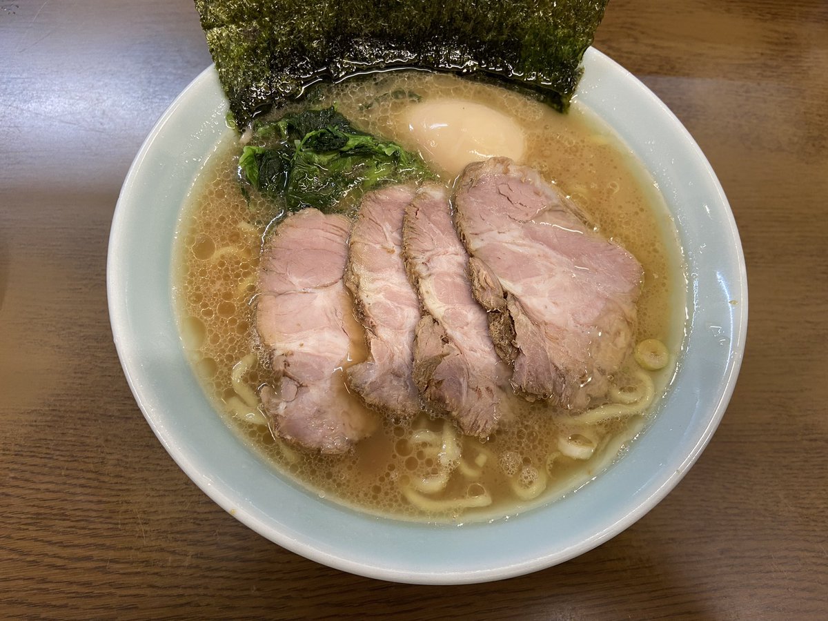 nabonayo2's tweet photo. ラーメン探訪『寿々㐂家』上星川
ラーメン並(チャーシュー・味玉)・ライス

何度も食べたが久々だと余計に美味い🤣癖の無いライトな豚骨､鶏油と醤油のバランスが絶妙なスープ👌👍煮豚に味玉､矢張り酒井の中太麺は旨い💯💯💯家系にライスは必須🈵🌈衰えを知らぬ家系屈指の名店､ご馳走様でした🍜🙏🙇‍♀️ https://t.co/uqlh3a9Pj8